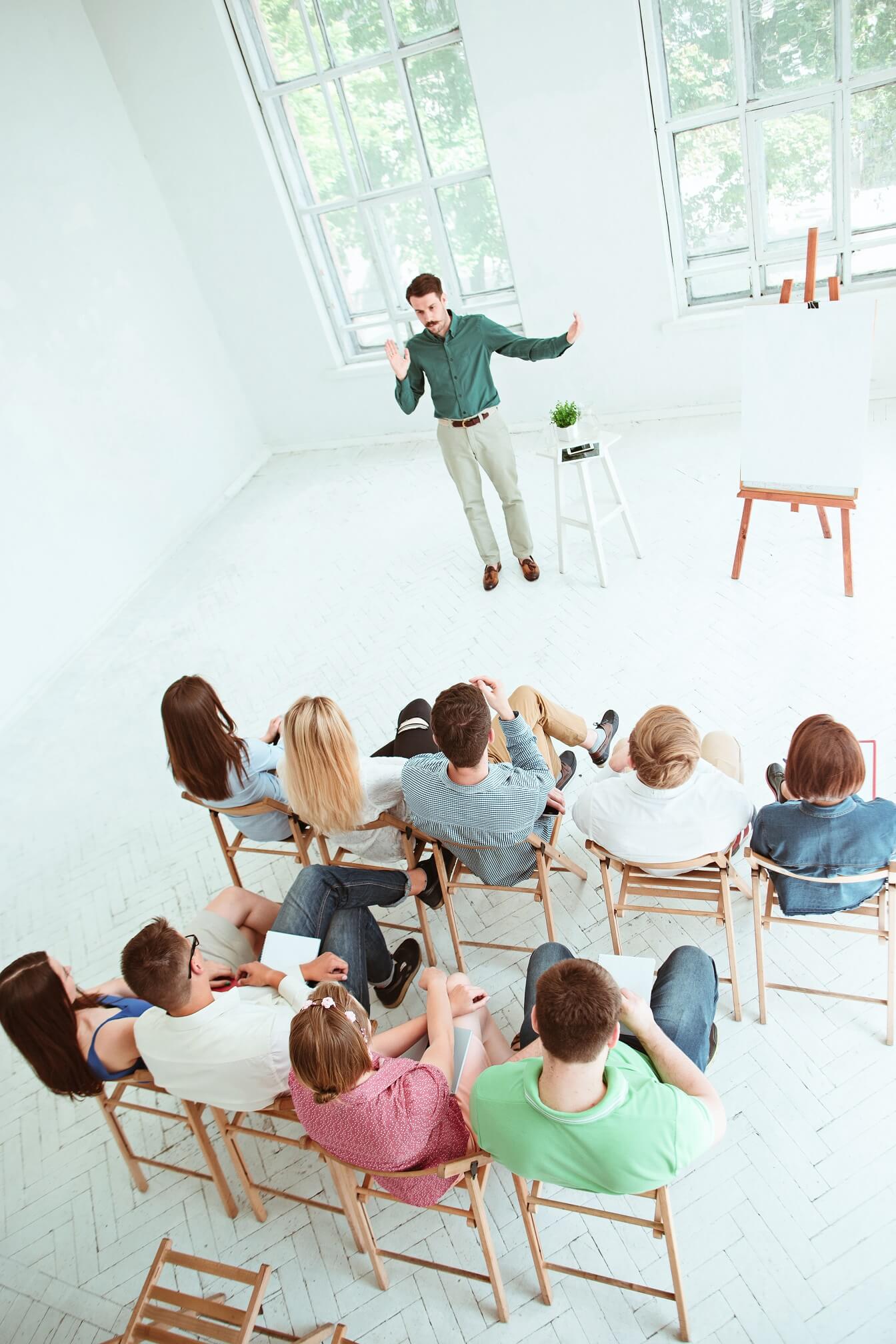 speaker-at-business-meeting-in-the-conference-hall-PX39KWE.jpg